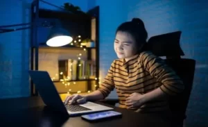 FTT_Thức khuya gây đau dạ dày