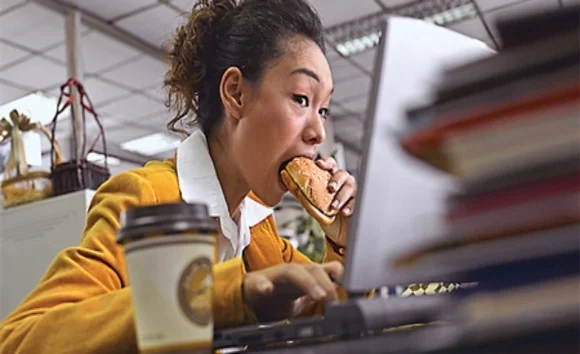 Thói quen ăn nhanh: Tốt hay xấu cho hệ tiêu hóa? 