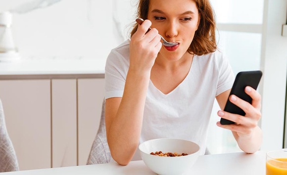 Vừa ăn vừa xem điện thoại – lý do khiến dạ dày càng ngày càng yếu